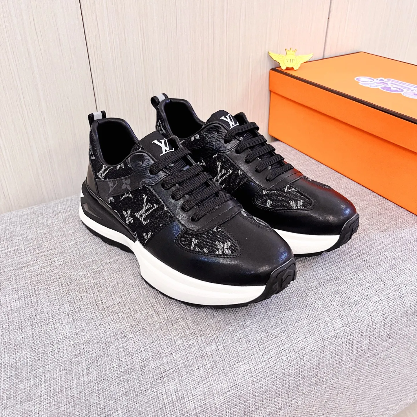 🚘🚘Factory batch 460 men's shoes💰[LV]🔥Louis Vuitton high-end men's shoes brand official website 1:1 latest masterpiece: the upper is made of Italian imported first-layer cowhide with a comfortable and breathable lining➕original non-slip and wear-resistant outsole🔥, making walking more convenient and comfortable! An exclusive new model, a stunning work, a beautiful 1:1 replica [color] compared to the official quality! Create a fashionable personality to set off your uniqueness! A must-have for trendy men! Classic 🔥Size: 38-44 Color: 🔥 2⃣️colors available🔥.